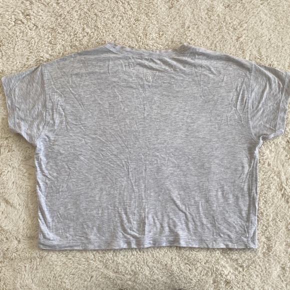 ❤️ Lululemon Cates Tee Size 4 Heathered Core Ultra Light Grey NWOT - Picture 4 of 10